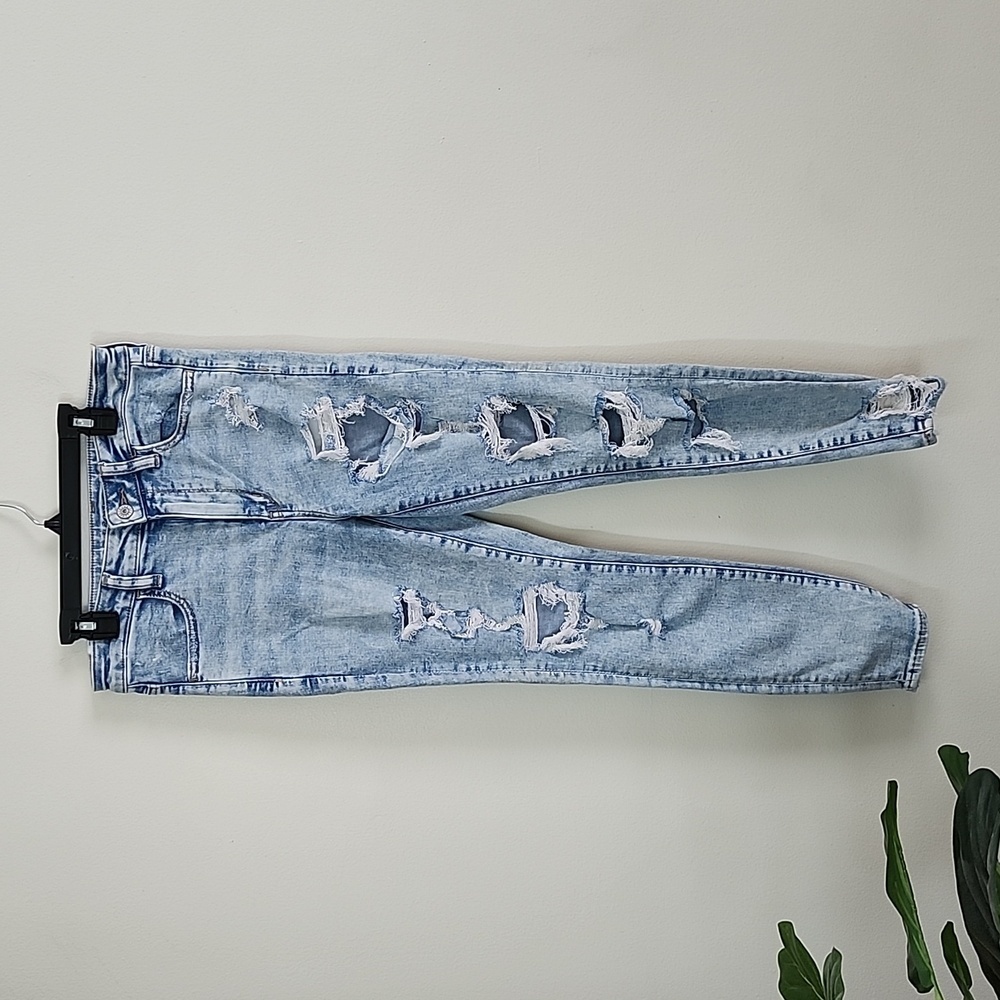 American Eagle light wash heavily distressed beach jeans high waist 6 short